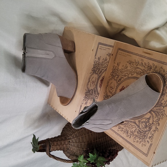 Tom's peep toe beige suede shoes shoe booties 9 - Picture 1 of 4